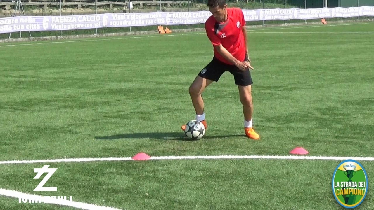 FEINTS AND DRIBBLINGS: Dribbling techniques with combined movements: fake shot, forward roll, backward and forward, internal heel, inside tear